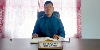 व्यक्तिगत रुपमा दलित परिवारको मालपोत कर तिरिदिँदै वडाध्यक्ष  